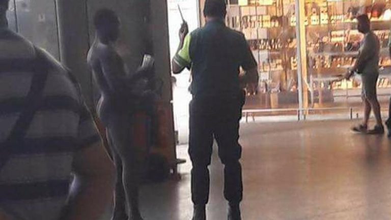 Uomo nudo ferma i passanti per strada: fotografato nei pressi dello stadio uomo nudo