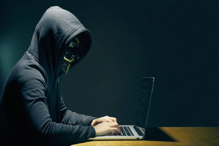 Pornhub, attacco hacker: milioni di utenti a rischio virus attivo per un anno hacker