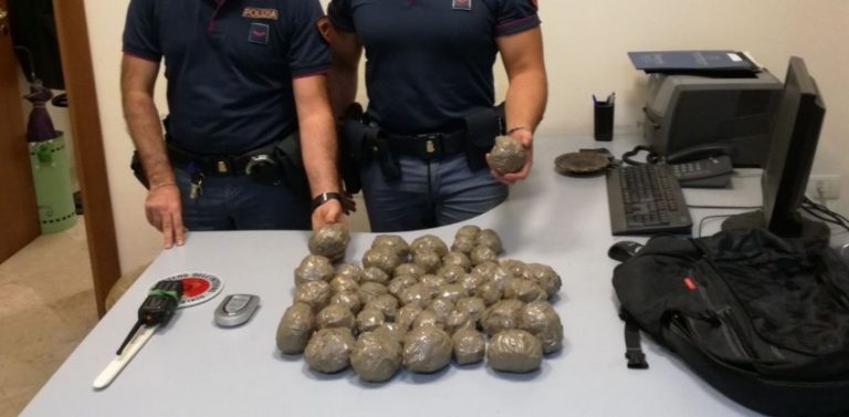 Irruzione nella casa sequestrata: trovati un chilo di cocaina e una pistola Napoli