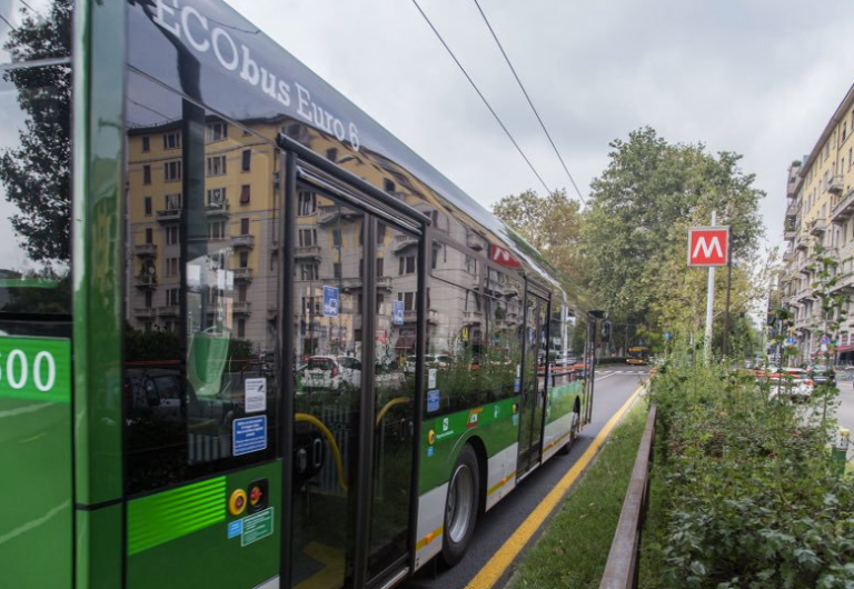 Donna molestata su un autobus: aggressore fermato dai passeggeri donna molestata