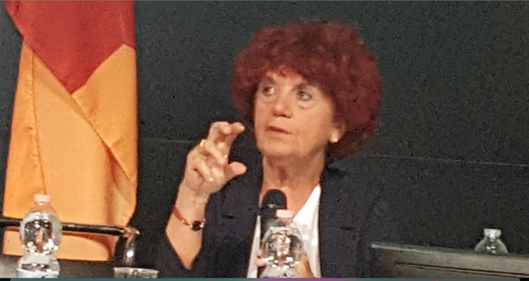 Valeria Fedeli, il ministro dichiara: “I genitori devono andare a prendere i figli a scuola” Valeria Fedeli