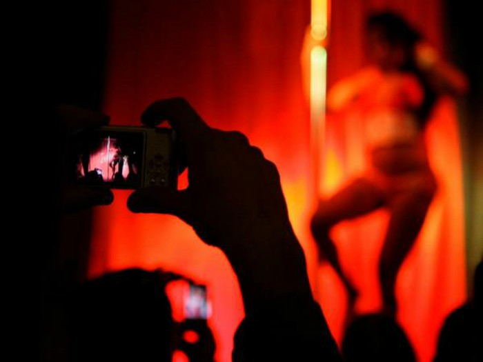 Spogliarelli e sesso online con ragazza di buona famiglia aperta indagine sesso online