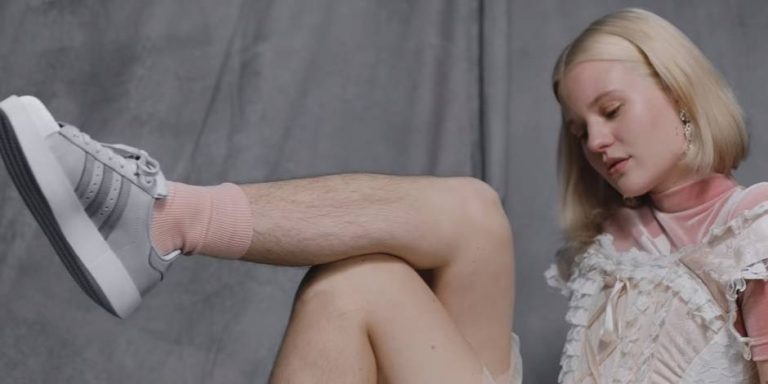 Adidas sceglie come testimonial una modella che non si depila, insulti sui social adidas