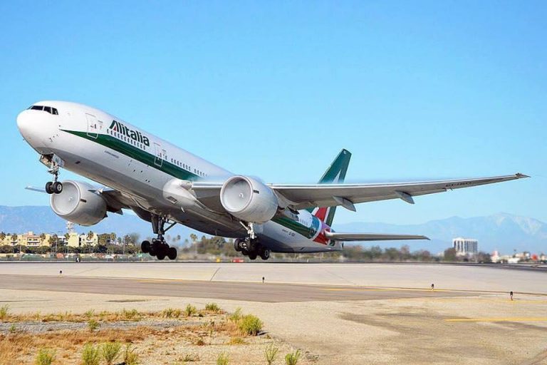 Cerberus pronta a salvare Alitalia: 'Pronti a rilevare tutta la compagnia' cerberus