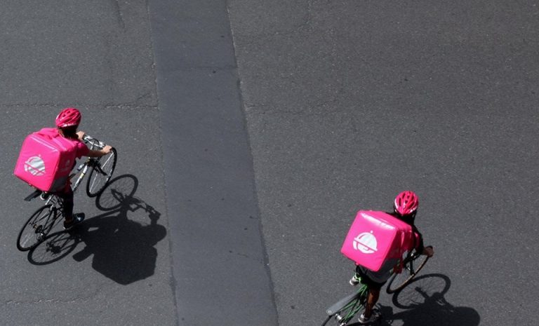 Torino, protestano per le paghe troppo basse: licenziati sei rider di Foodora foodora