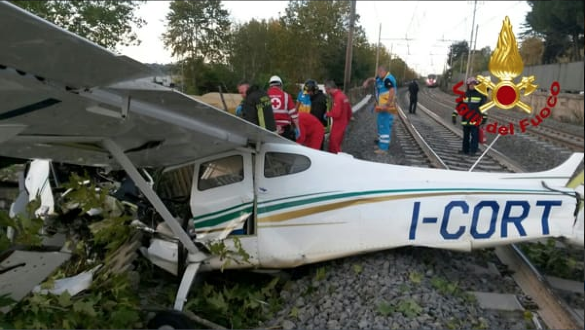 Incidente aereo, un biposto cade sui binari del treno