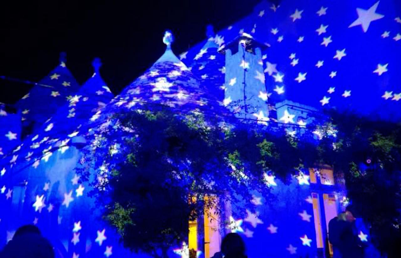 Alberobello a Natale si illuminano i trulli e la bella località