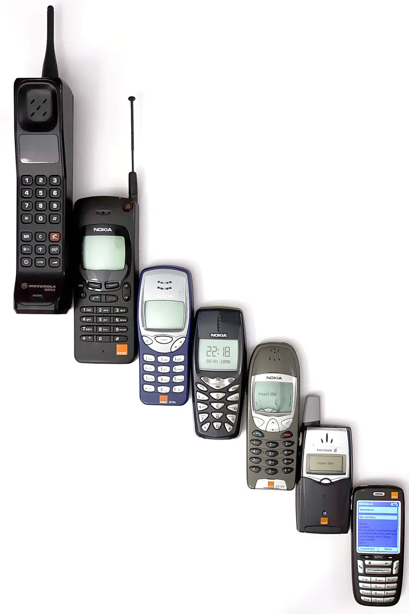 800px-Mobile_phone_evolution