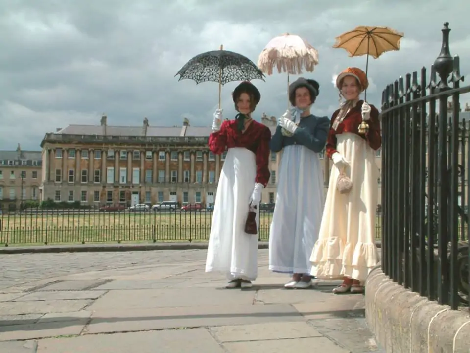 Donne con abiti d'epoca a Bath