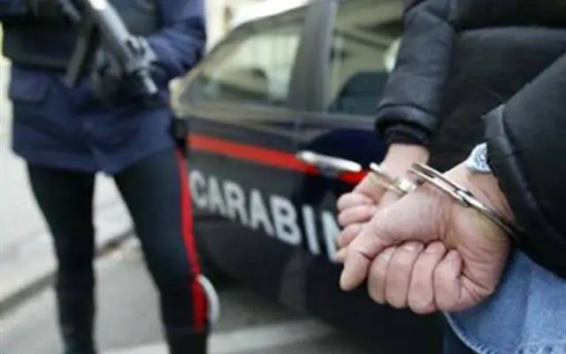 Macchina dei carabinieri, carabiniere e arrestato