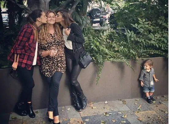 Le figlie baciano la mamma