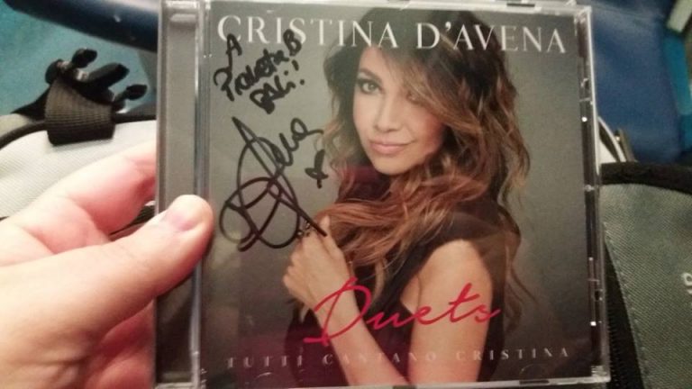 Cristina D'Avena CD in mano