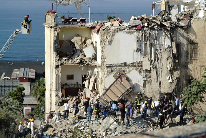 Crolla palazzina nel Napoletano: attimi di paura ma nessun ferito Crolla palazzina