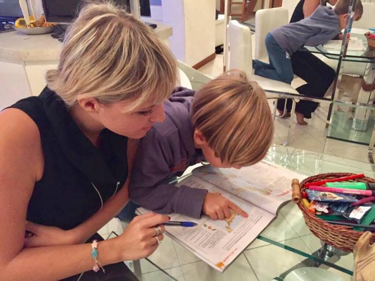 Insegnante, bambino, libro