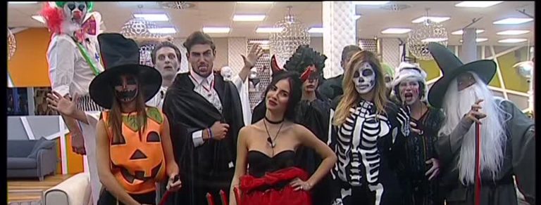 Gf Vip Halloween Da Paura E Tuffi In Piscina Per I Concorrenti Della Casa