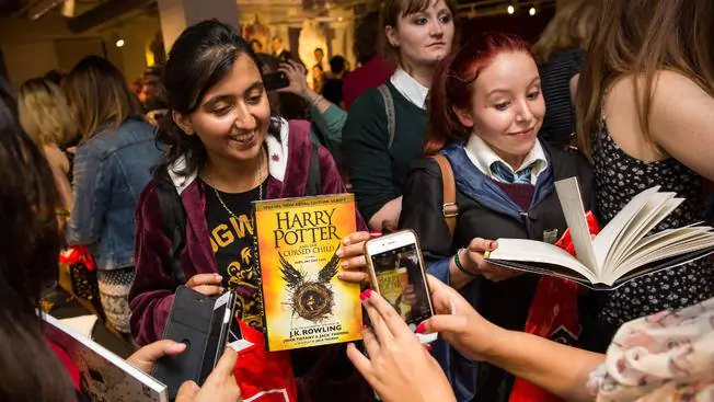 Libro di Harry Potter in mano