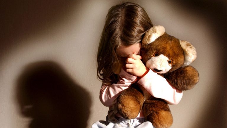 Bimba di 4 anni abusata dal nonna