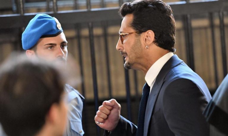 Fabrizio Corona a processo urla contro il pm: "Ma che domande sta facendo?"