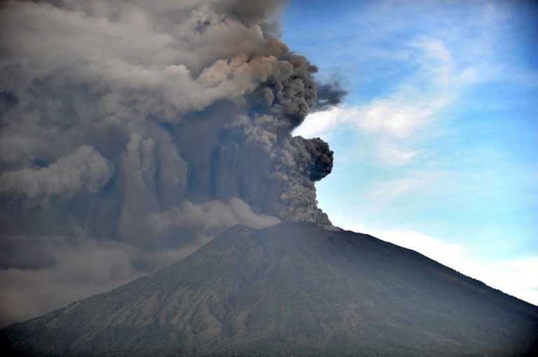 eruzione vulcano bali