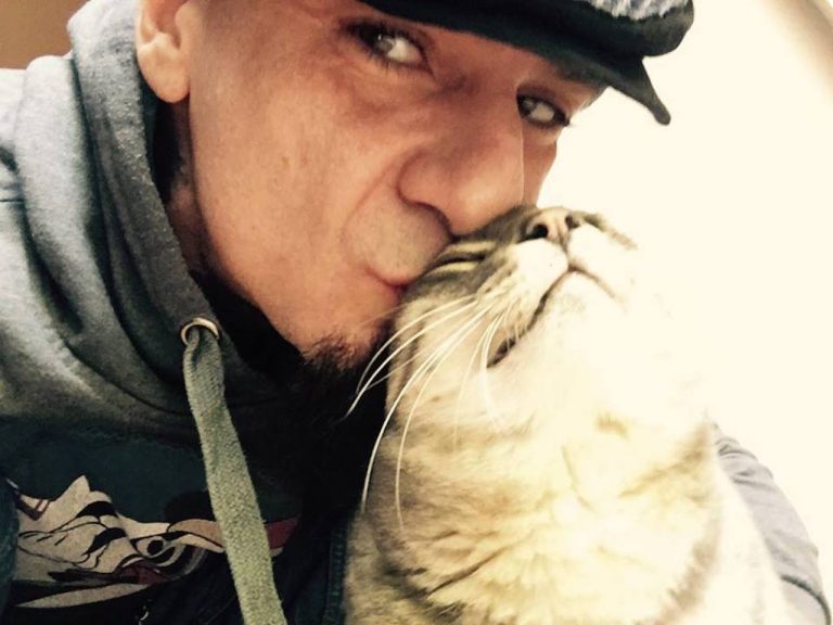 J Ax saluta il gatto Little che lo ha salvato: "grazie a te ho smesso con l’alcool" J Ax