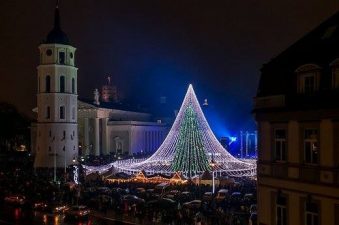L'albero di Natale che illumina Vilnius
