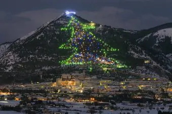 Veduta dell'albero di Natale sul monte Ingino
