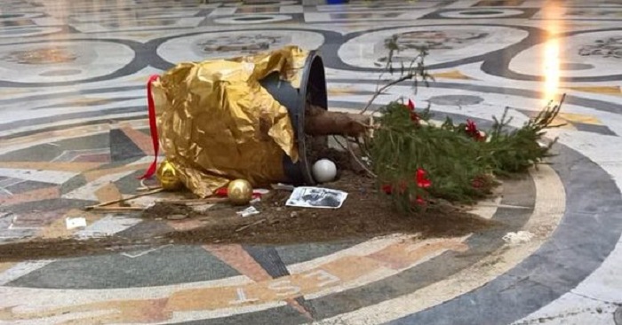 Napoli rubato albero di Natale in galleria in meno di 24 ore Albero di Natale