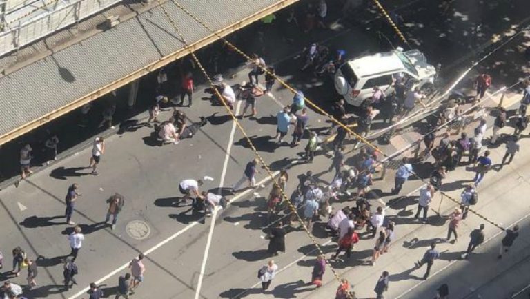 Auto contro la folla, paura e feriti a Melbourne: Auto contro la folla, paura e feriti a Melbourne: