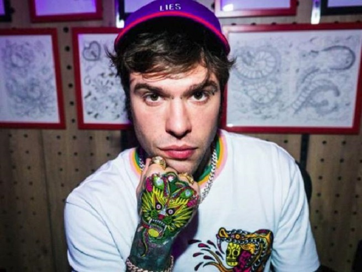 Fedez, a 16 anni girava con una pistola nello zaino Fedez