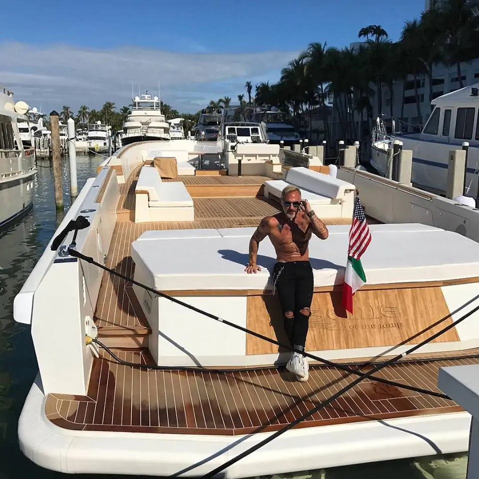 Gianluca Vacchi sul suo yacht