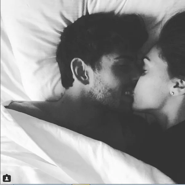Ignazio e Cecilia si baciano a letto