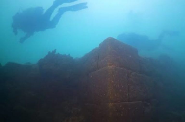 Il castello Scoperta in un lago turco
