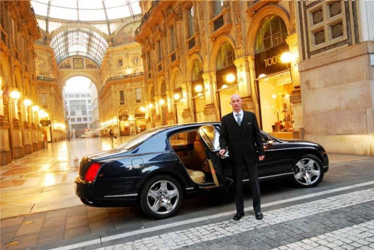 Hotel7 Autista davanti alla galleria