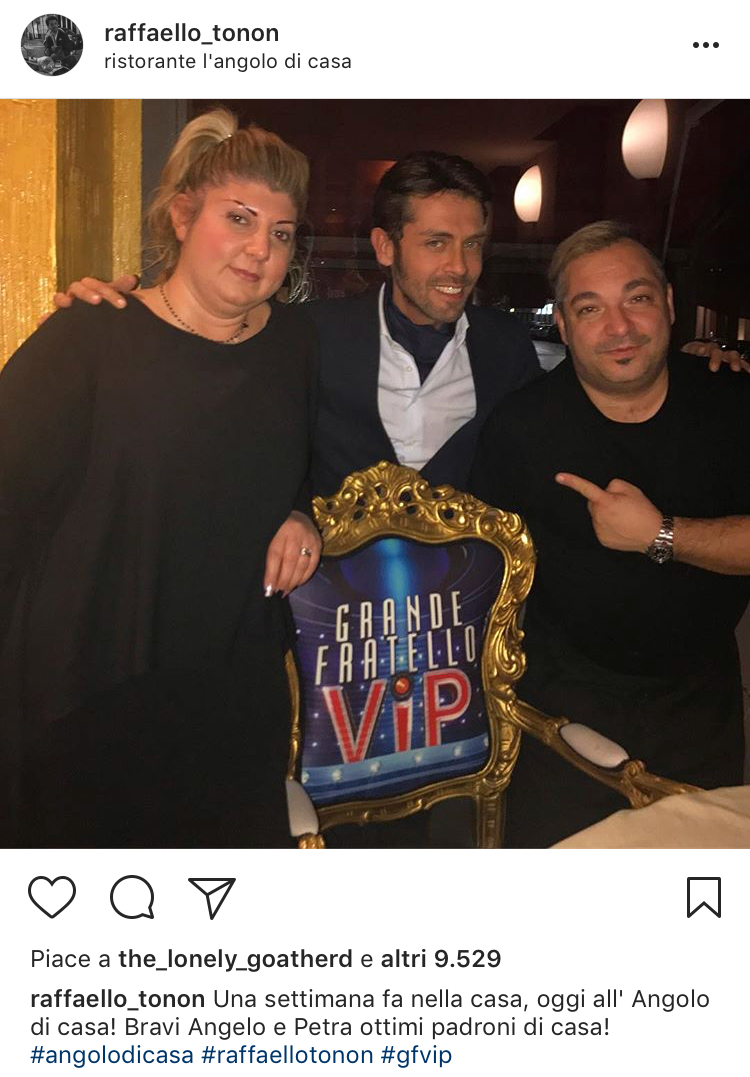 Gf vip, i concorrenti fanno serata: tutte le foto della cena Angolo di casa