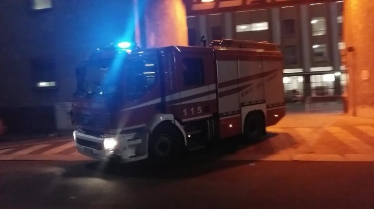 Milano, incendio nella notte in Via Giacosa: 20 evacuati Milano