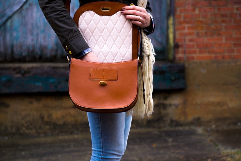 BORSA A TRACOLLA.