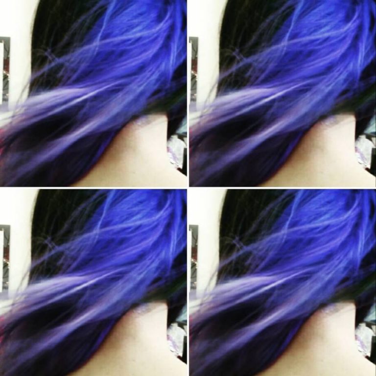 Capelli blu.