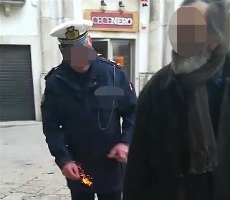 Vigile lancia petardo contro disabile