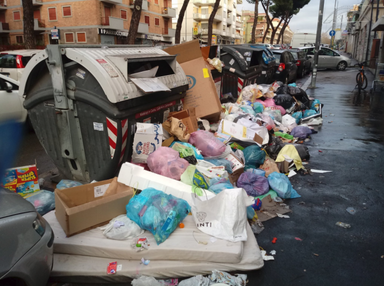 Emergenza rifiuti Roma Emergenza rifiuti Roma