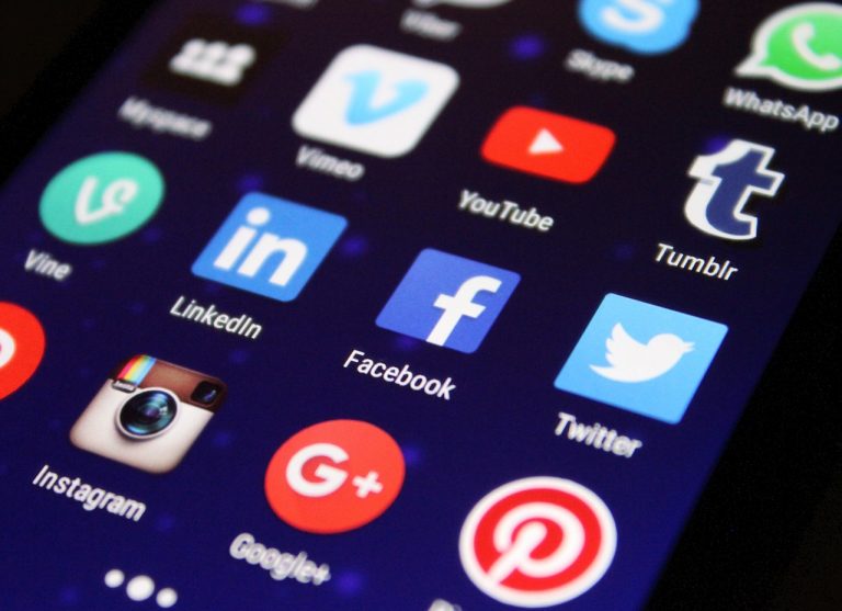 Foto dei figli su Facebook: multe fino a 10.000€ foto