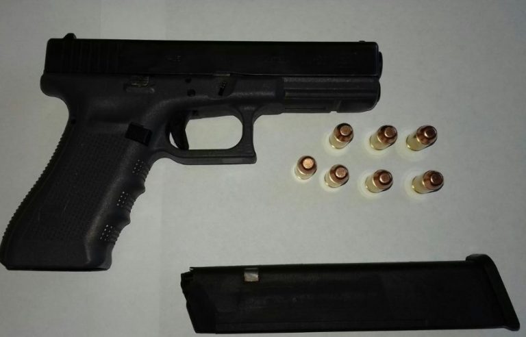 Ferisce 2 persone e si barrica in casa