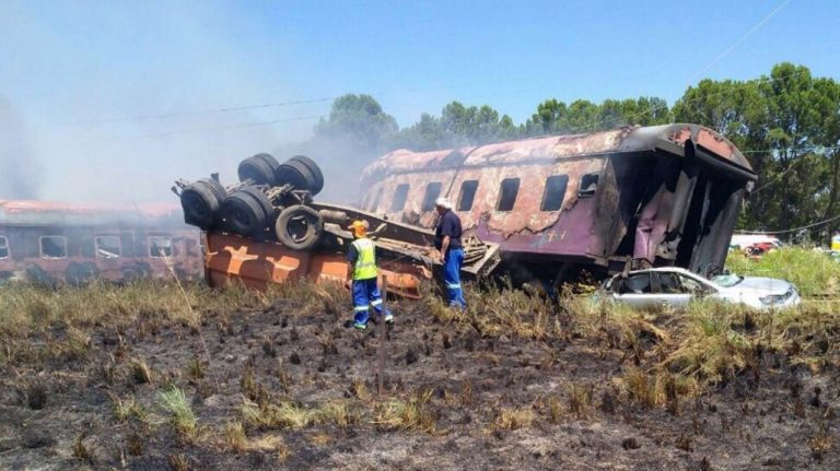 Sudafrica, treno deraglia: bilancio di 14 morti e 260 feriti Sudafrica