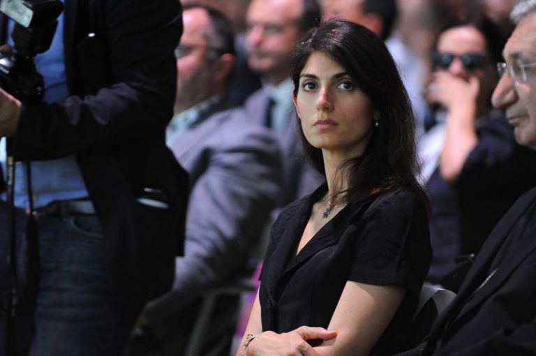 Raggi sui bambini non vaccinati: "Che restino a scuola" Raggi