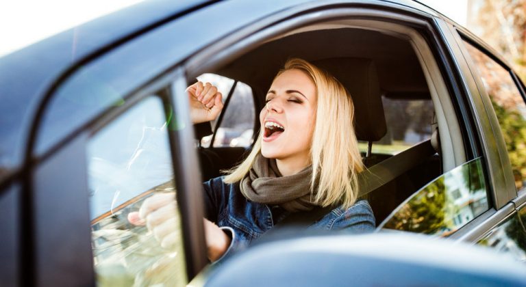 Automobilista canta in auto
