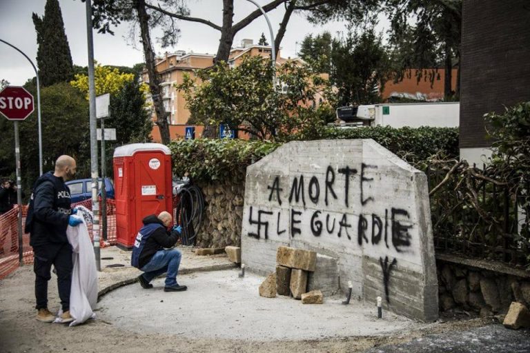 lapide imbrattata moro lapide aldo moro