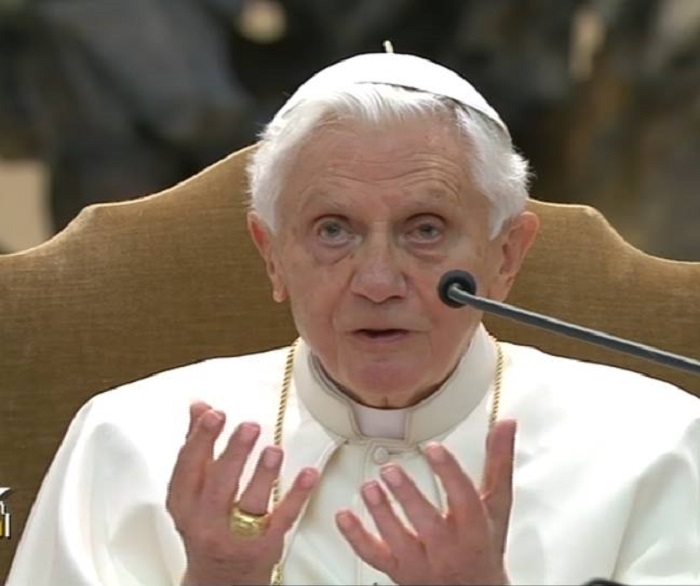Ratzinger ha una malattia paralizzante: