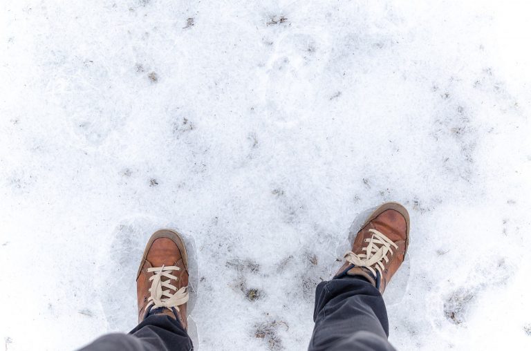scarpe scivolare sul ghiaccio