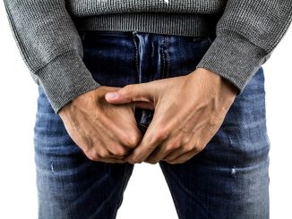 ragazza nota imbarazzata l erezione da sotto i pantaloni