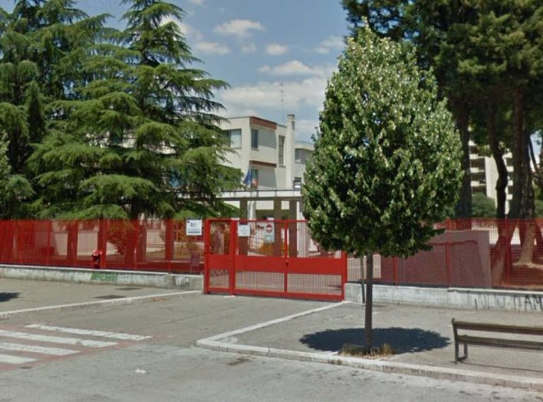 Foggia, vicepreside rimprovera alunno: il padre lo prende a pugni