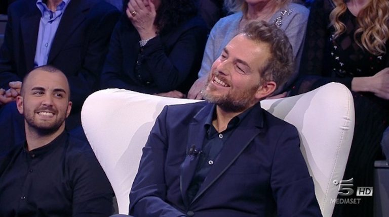 Isola dei Famosi: perché Daniele Bossari ha un auricolare